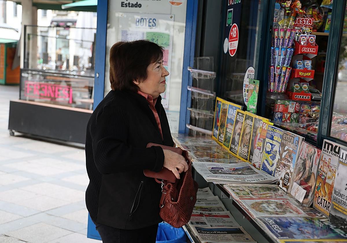 Imagen principal - La escritora vallisoletana Esperanza Ortega en el quiosco de la Plaza de la Rinconada, la panadería El Fiel y el bar La Provinciana del Mercado del Val.
