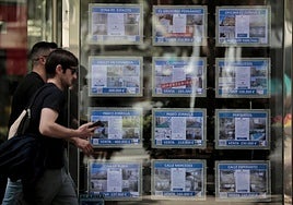 Escaparate de una agencia inmobiliaria en Valladolid, en imagen de archivo.