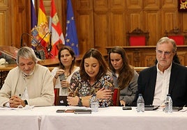 La alcaldesa de Palencia, Miriam Andrés, junto a los redactores del PGOU, Sebastià Jovert y José María Ezquiaga.
