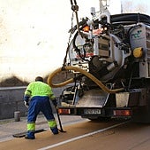Camión aspirafangos, en la calle Blanca de Silos de Segovia.