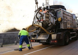 Camión aspirafangos, en la calle Blanca de Silos de Segovia.