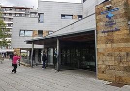 Entrada principal del centro de salud de La Puebla.