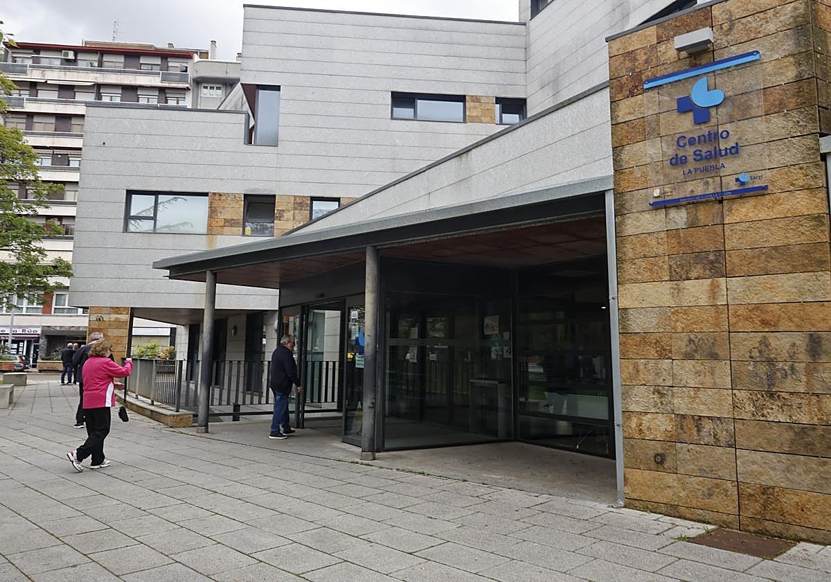 Entrada principal del centro de salud de La Puebla.