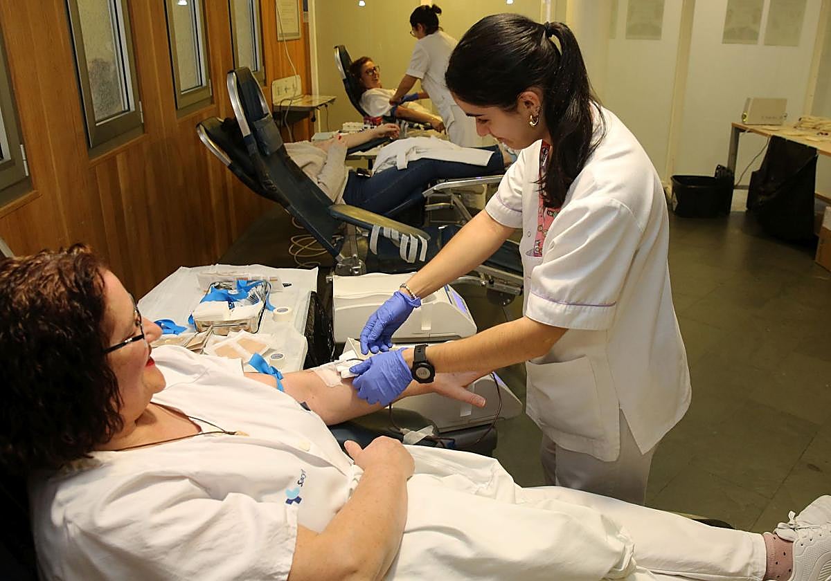 Personal sanitario dona sangre durante el maratón de ayer en el Hospital.