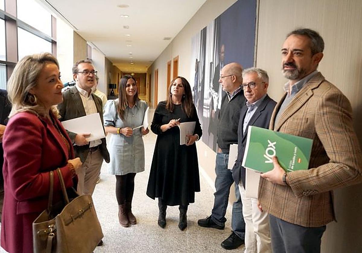 Los portavoces de los grupos charlan antes de reunirse en las Cortes este martes.