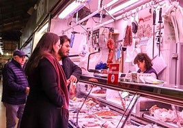 Venta de productos frescos en la Plaza de Abastos.