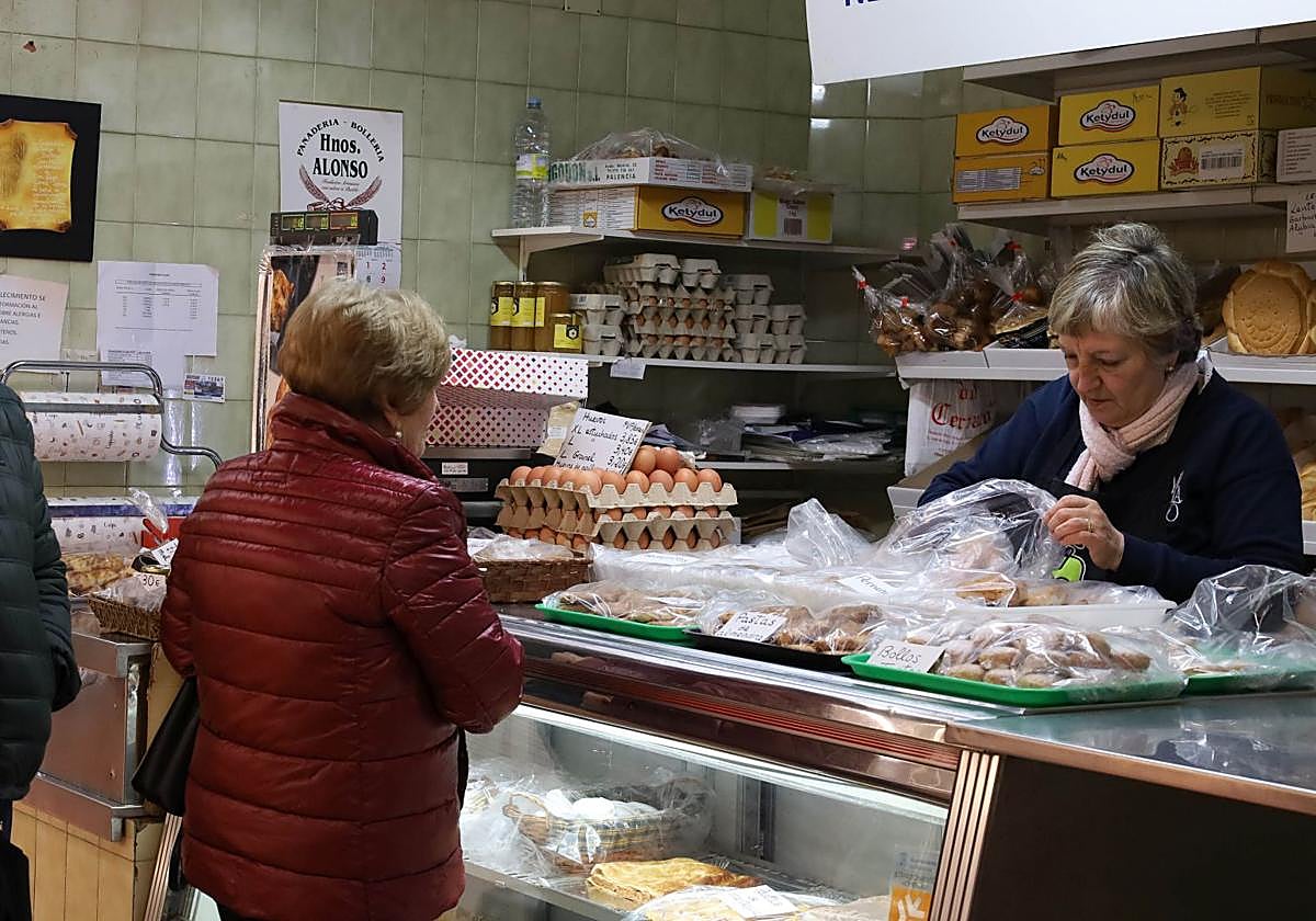 Una panadería de la Plaza de Abastos con cartones de huevos en el mostrador.
