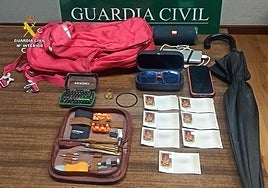 Objetos intervenidos al hombre detenido.