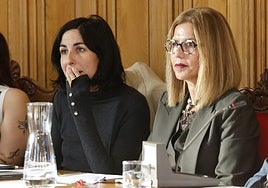 Las concejalas de Vamos Palencia, Marta Font y Maribel Contreras, en el pleno.