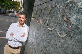 David Lázaro, en la puerta de los juzgados de la calle Angustias.