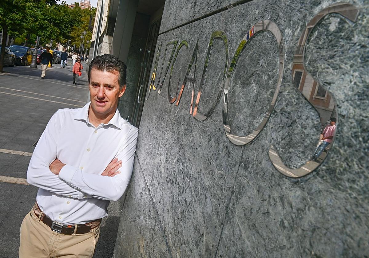 David Lázaro, en la puerta de los juzgados de la calle Angustias.
