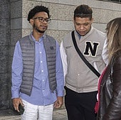 Javier Acevedo, a la izquierda, antes de la celebración del juicio para recuperar la custodia de su hija.