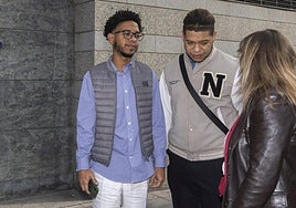 Javier Acevedo, a la izquierda, antes de la celebración del juicio para recuperar la custodia de su hija.