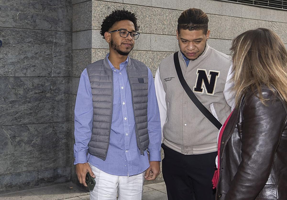 Javier Acevedo, a la izquierda, antes de la celebración del juicio para recuperar la custodia de su hija.