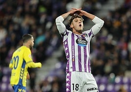 Jorge Delgado se lamenta tras una ocasión en el último Real Valladolid-Las Palmas