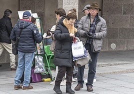 Abrigos, gorros, bufandas y guantes, imprescindibles en Segovia en los próximos días.