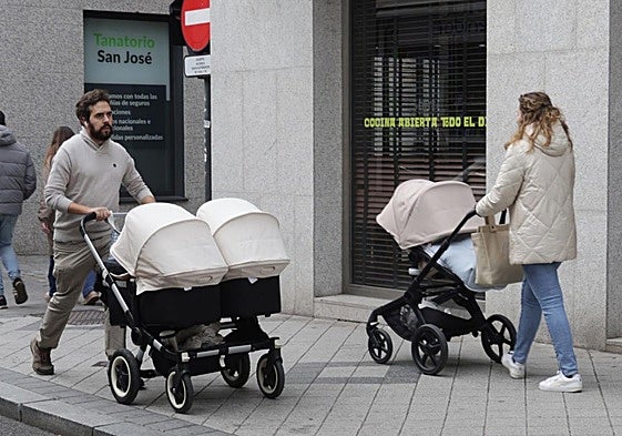 Carritos de bebé por la Bajada de la Libertad.