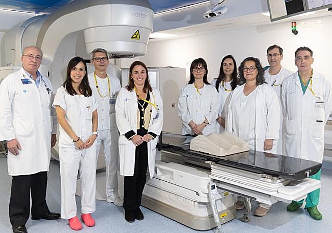 Jefes de servicio y profesionales de Oncología Radioterápica, Radiofísica, Radiodiagnóstico y Neurocirugía, áreas que impulsan el nuevo tratamiento.