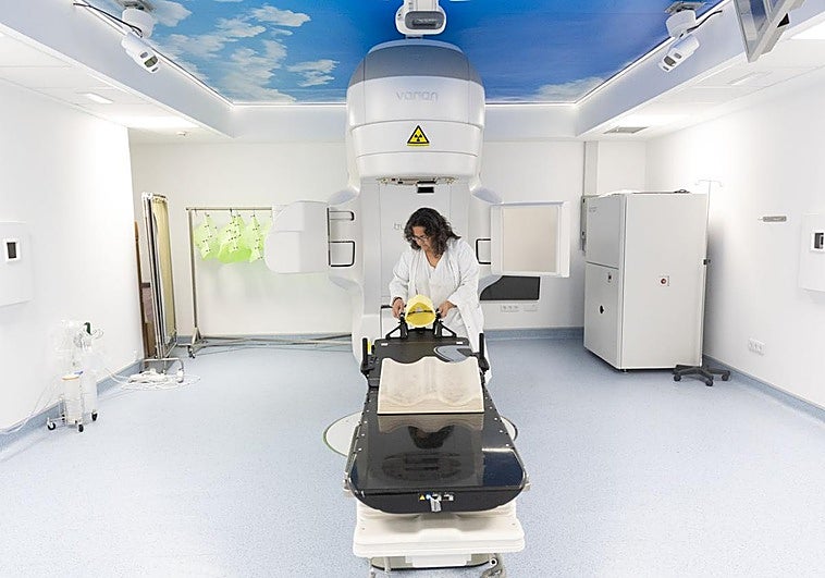 Preparativos en la sala del acelerado lineal del Hospital Clínico Universitario de Valladolid en el que se aplica la nueva técnica radioterápica.
