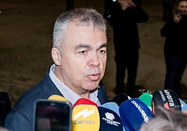 El exsecretario de organización del PSOE, Santos Cerdán atiende a los medios a su salida de la prisión de Soto del Real.