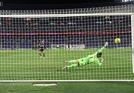 Aceves no puede detener el cuarto lanzamiento del Estrela da Amadora en la tanda de penaltis que dio el Trofeo Ciudad de Valladolid al equipo portugués