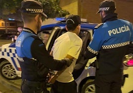 Agentes de la Policía Local, con el joven detenido.