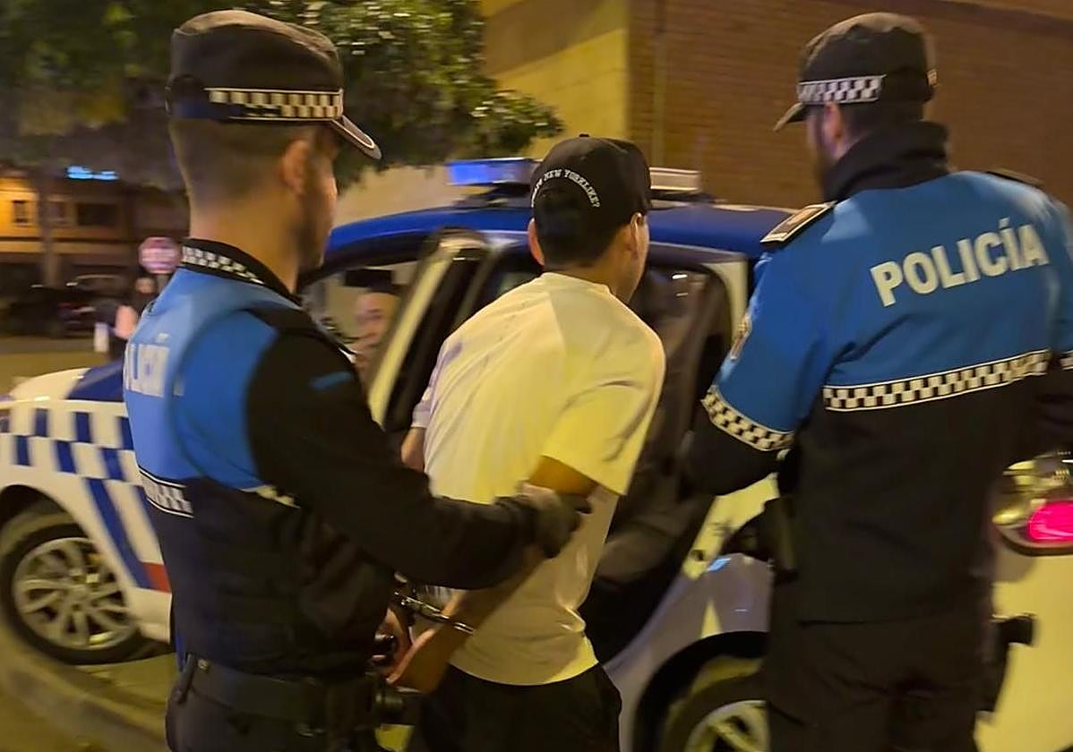 Agentes de la Policía Local, con el joven detenido.