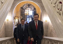 Fernández Mañueco y el alcalde Carlos García Carbayo, ayer en Salamanca.