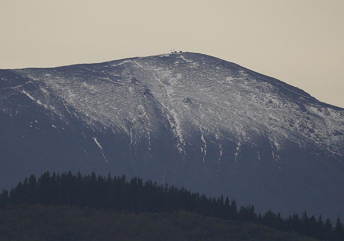 Nieve en el alto de El Morredero en Ponferrada hace unos días.