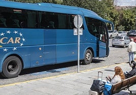 Parada del autobús metropolitano en Segovia capital.