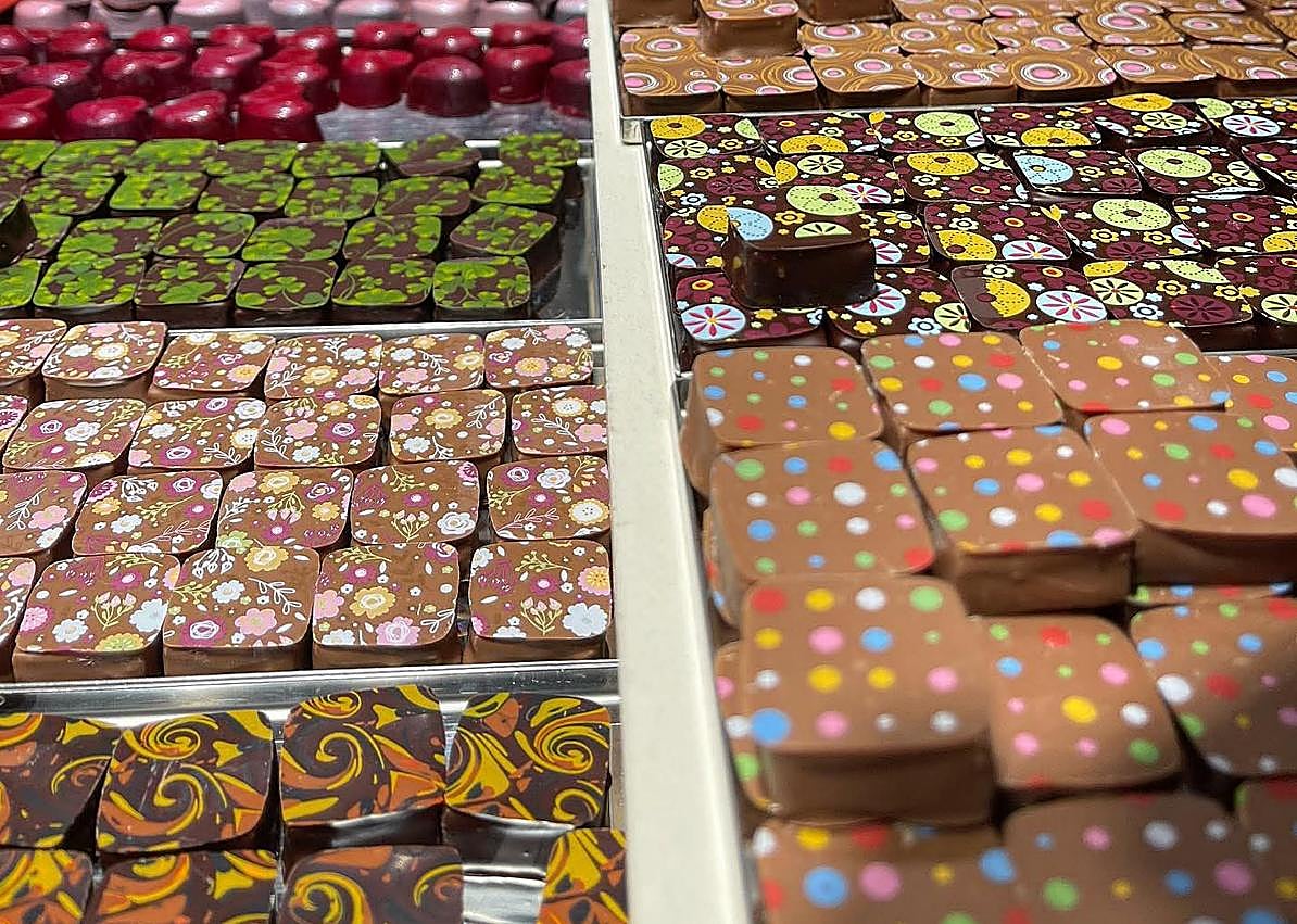 Imagen secundaria 1 - Bombones y glorias bañadas en yema de la confitería El Bombón.