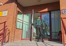 Un agente accede al cuartel de la Guardia Civil.