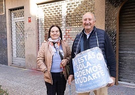Teresa Valentín y Eusebio Orrasco delante del local que abrirá la asociación Mujer y Vida en Valladolid.