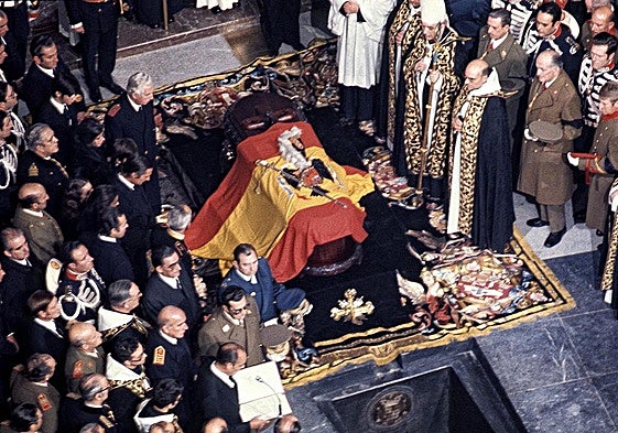 Entierro de Franco en la basílica del Valle de los Caídos, el 23 de noviembre de 1975.