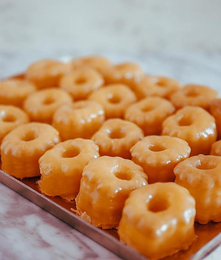 Imagen secundaria 2 - Bombones y glorias bañadas en yema de la confitería El Bombón.