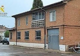 Edificio del cuartel de Guardo afectado por las grietas.