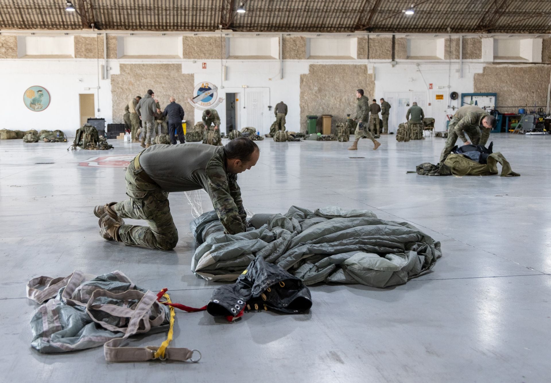 Maniobras paracaidistas en Villanubla