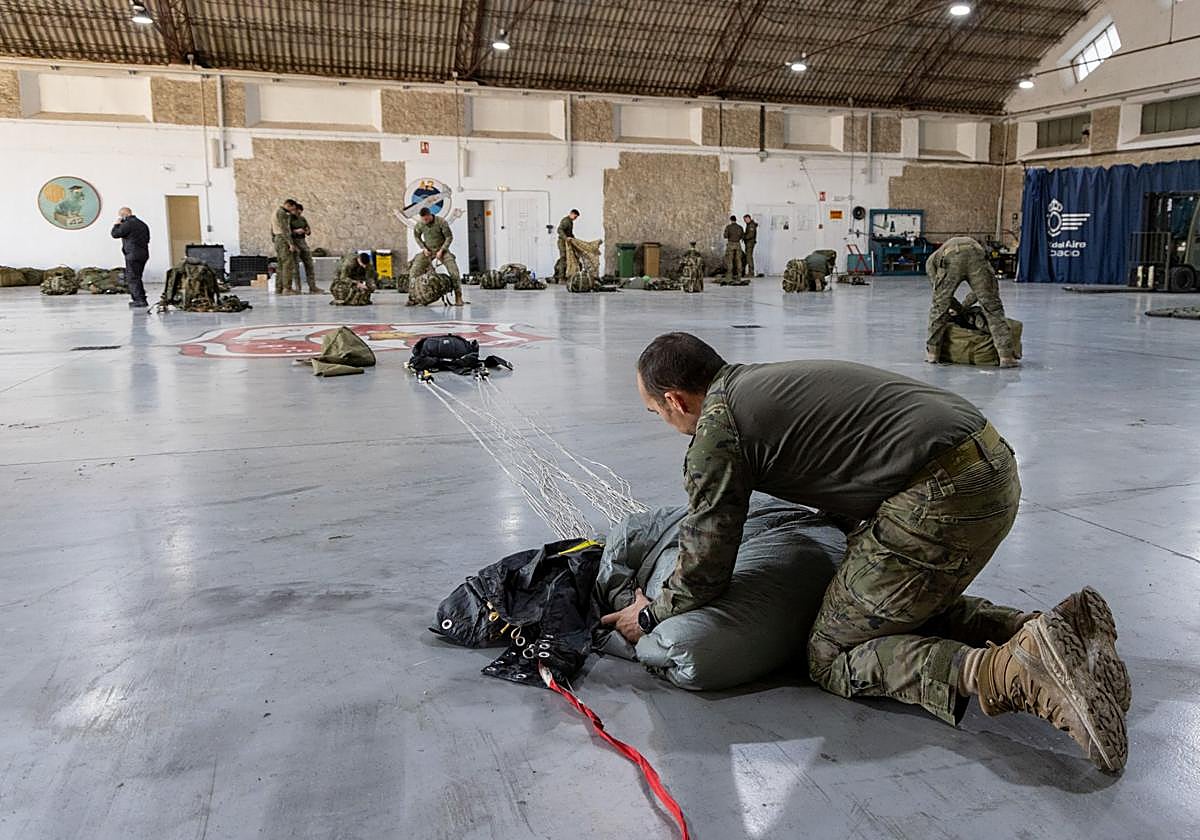 Maniobras paracaidistas en Villanubla