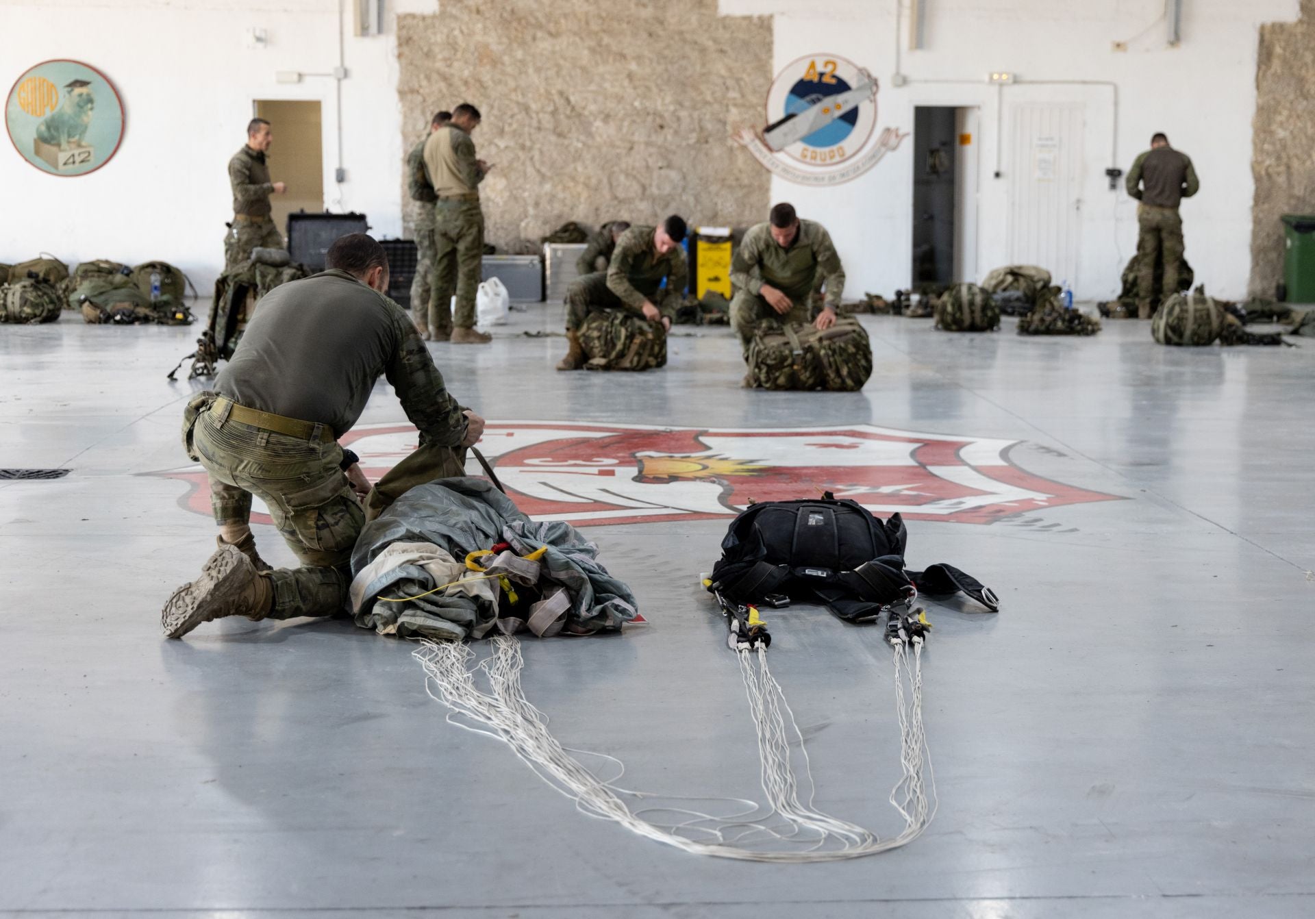 Maniobras paracaidistas en Villanubla
