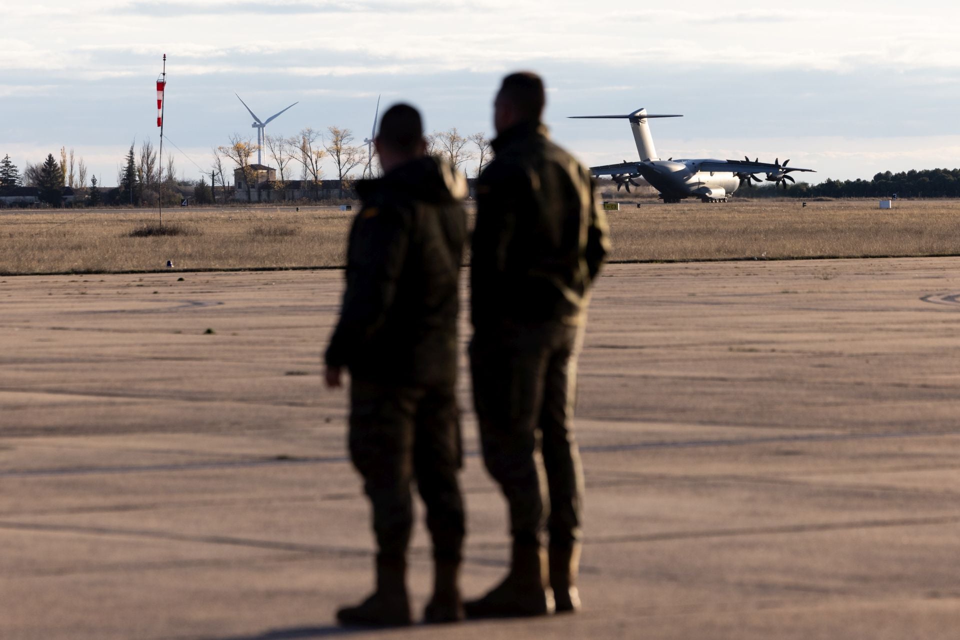 Maniobras paracaidistas en Villanubla
