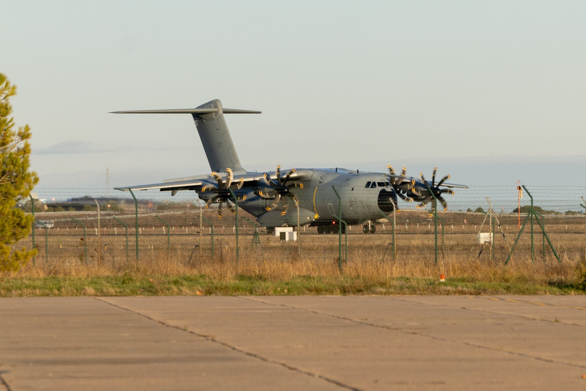 Maniobras paracaidistas en Villanubla