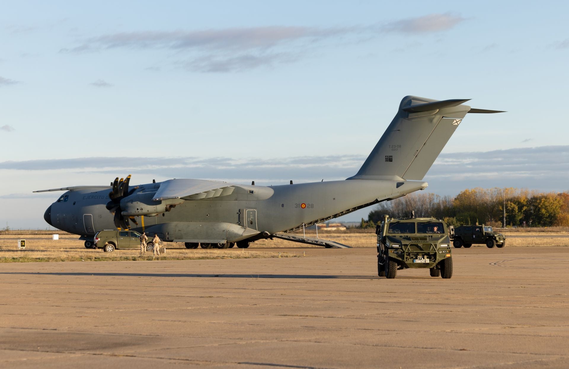 Maniobras paracaidistas en Villanubla
