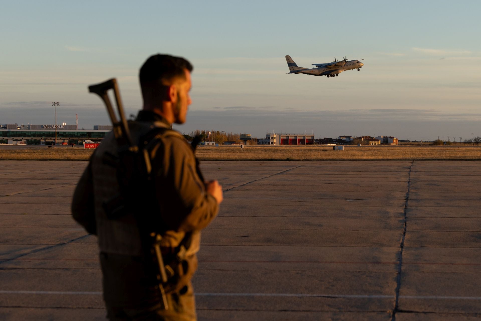 Maniobras paracaidistas en Villanubla