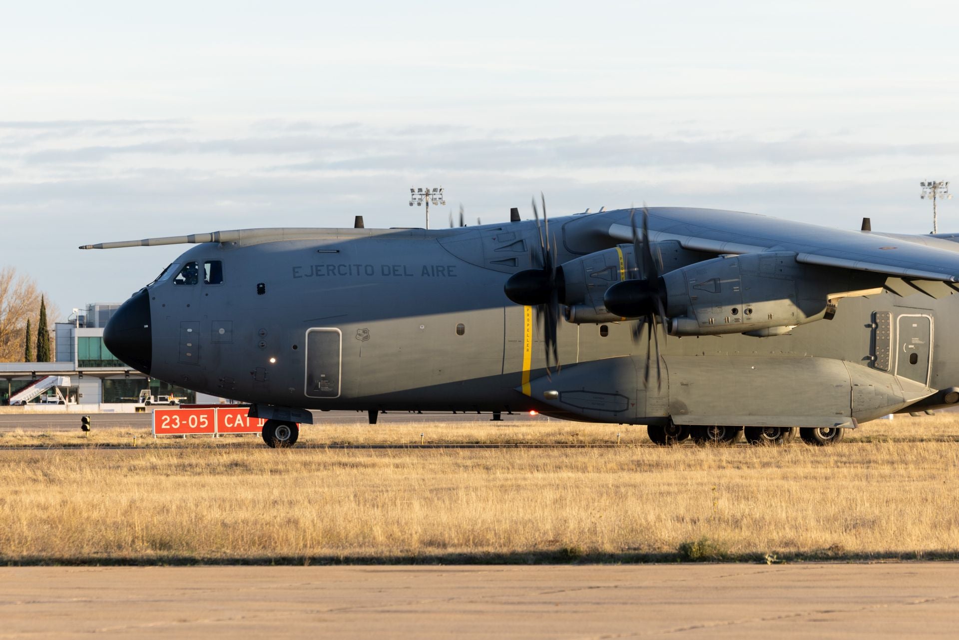 Maniobras paracaidistas en Villanubla