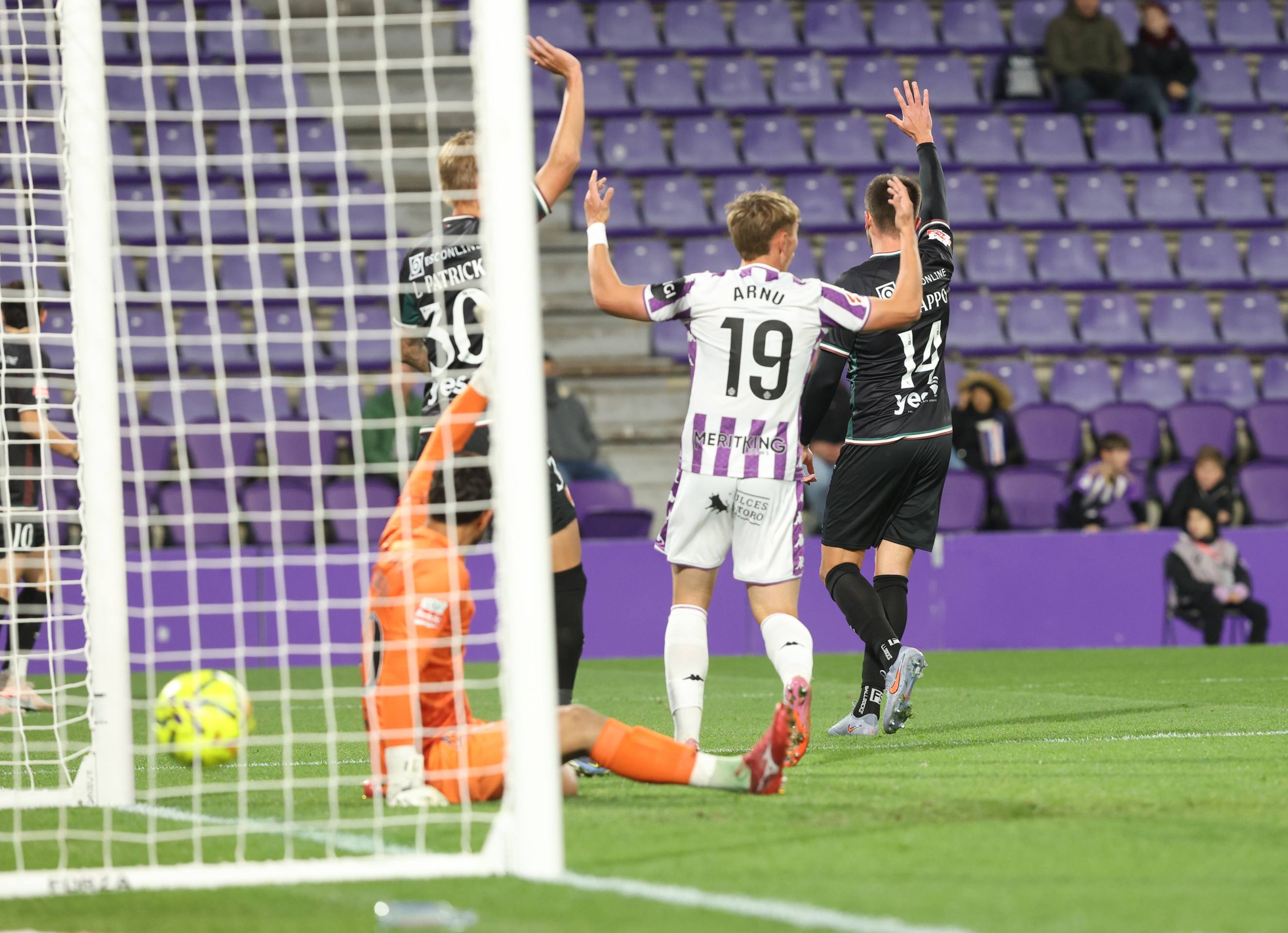 La derrota del Pucela ante el Estrela Amadora, en imágenes