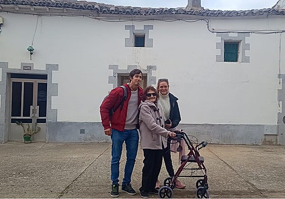 Julita, junto a su hija Carina y su nieto Ezequiel, frente a la casa en la que nació