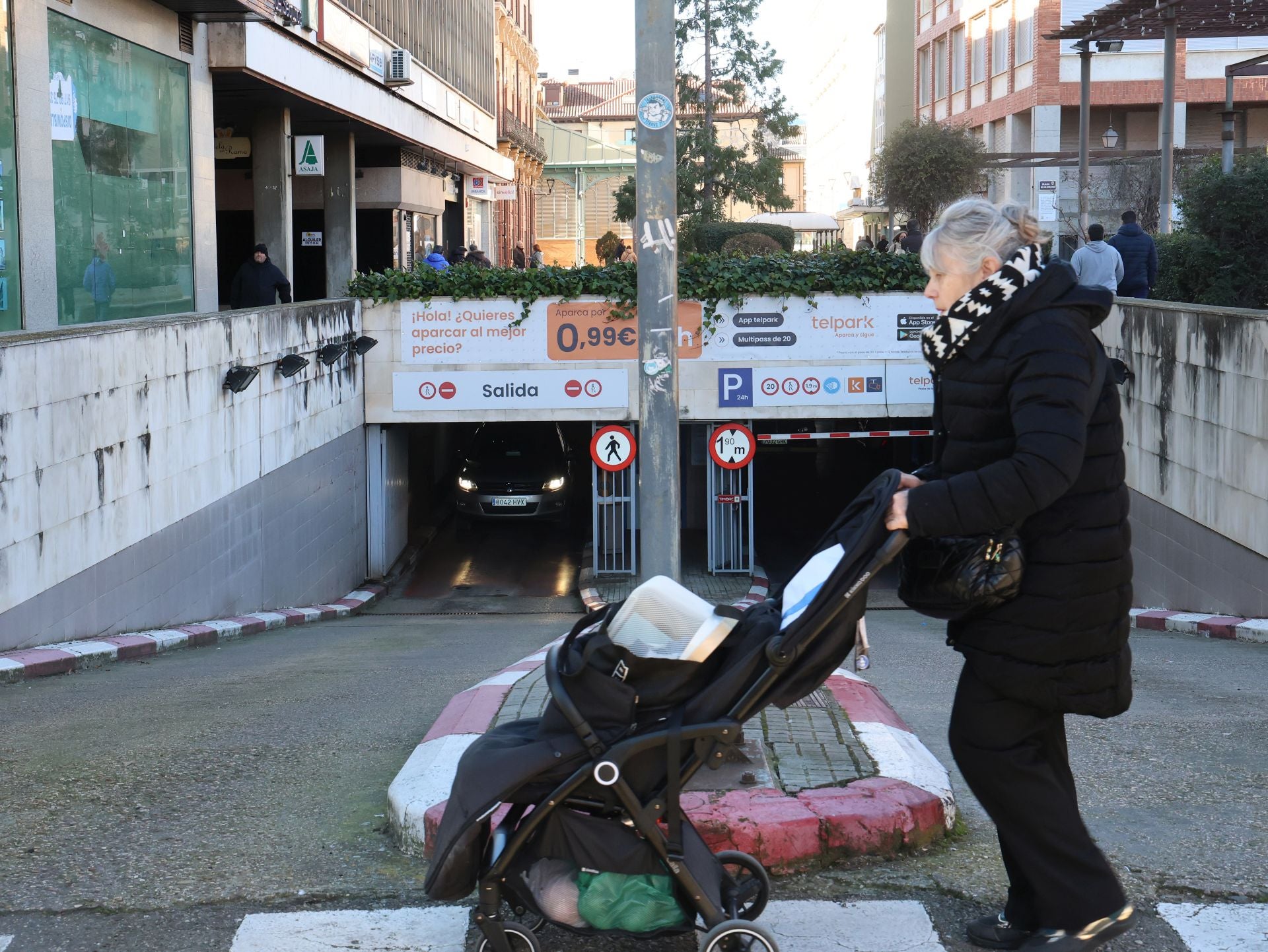 Entrada al aparcamiento de la plaza de los Juzgados.