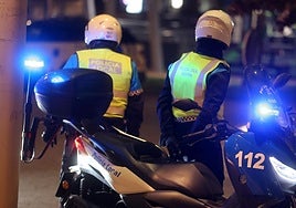 Patrulla de la Policía Local en horario nocturno.