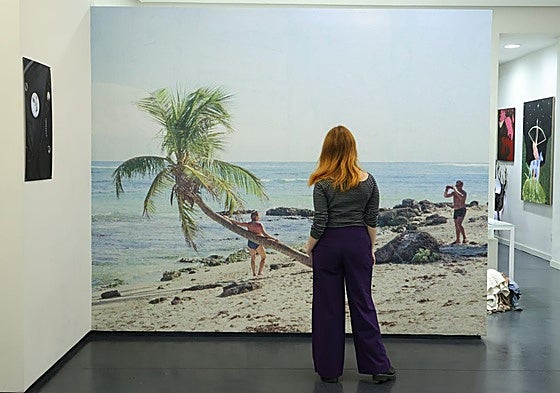 Una visitante observa el mural de Jonás Fadrique.