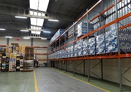 Palés con bricks de leche, en las naves del Banco de Alimentos de Valladolid.